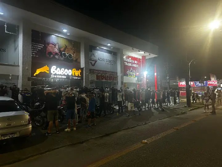 PM flagra adolescentes com álcool e drogas em conveniência