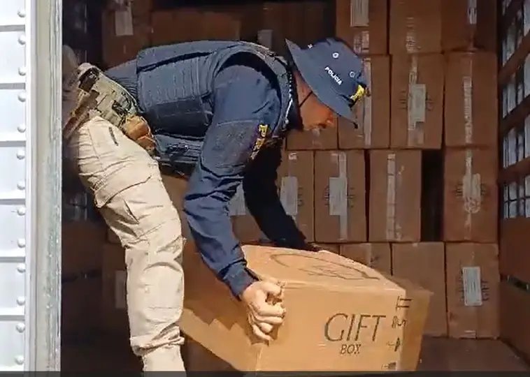 Polícia encontra 41 mil maços de cigarros contrabandeados em furgão