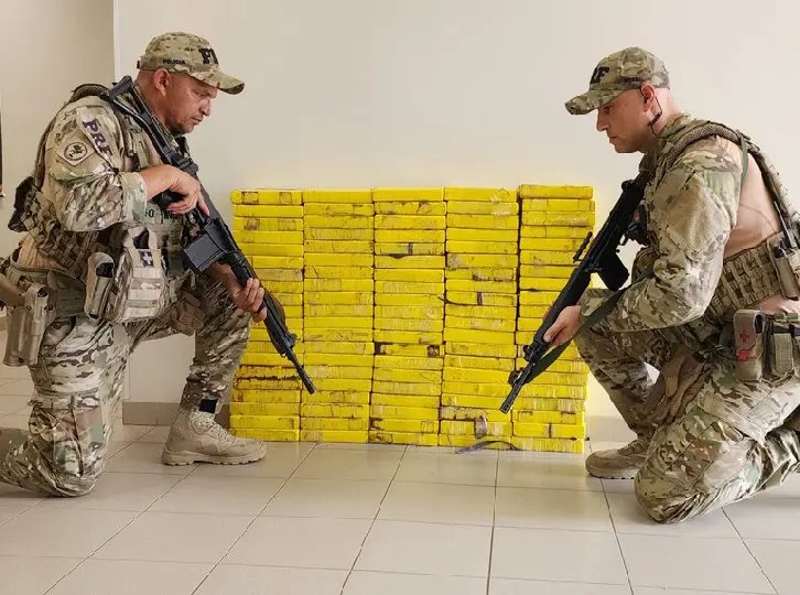 PRF localiza 107 kg de cocaína escondidos na lataria de picape