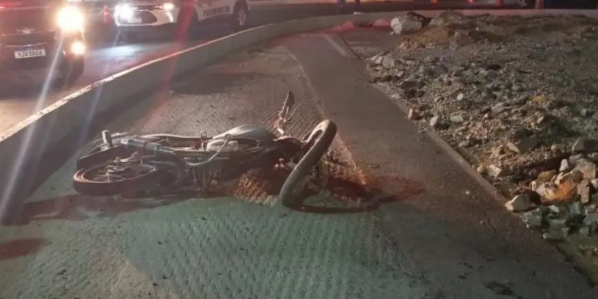 Motociclista, sem habilitação, fica gravemente ferido na Antônio Heil