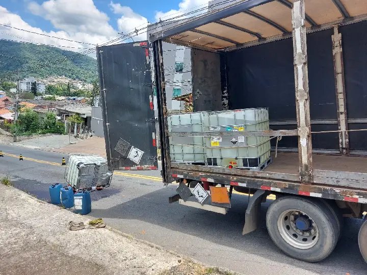 Contêiner carregado de álcool cai de caminhão durante subida de rua