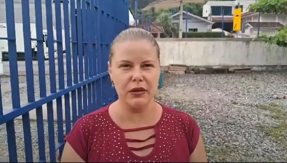 (VÍDEO) Atraso na reforma da UBS e ponto de ônibus mal conservado: moradora do Bateas aguarda soluções