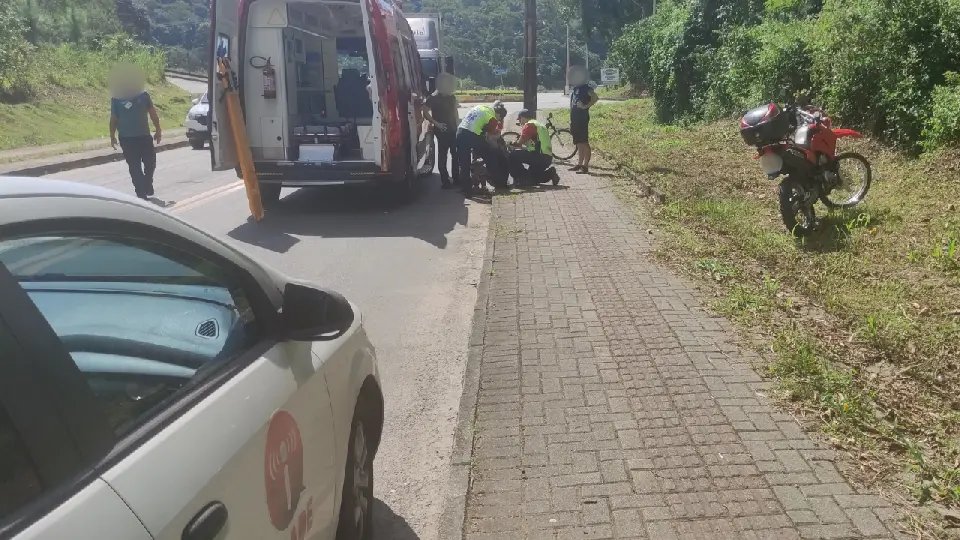 Ciclista tem ferimentos na cabeça após acidente em Brusque