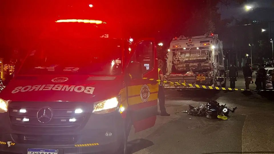 Condutor de moto elétrica morre ao ser atropelado por caminhão de lixo