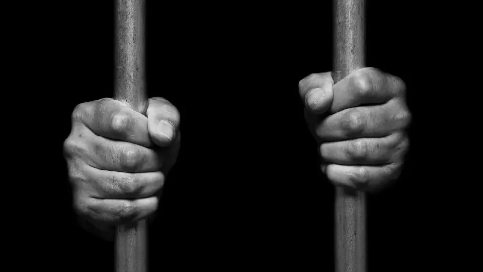 Homem que matou esposa na frente dos filhos é condenado a 29 anos de prisão