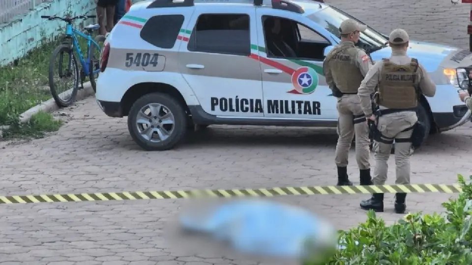 Mulher é morta com facada no coração após briga