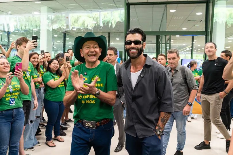Gusttavo Lima visita a Havan e surpreende colaboradores