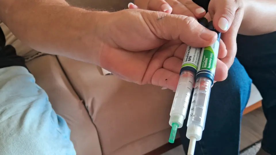 (VÍDEO) Diabético reclama da redução de agulhas para aplicação de insulina e orientação de reutilização