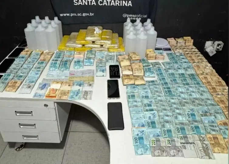 Traficantes são presos com 10kg de cocaína e quase R$ 300 mil em dinheiro