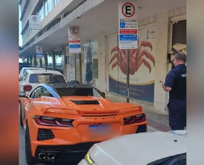 Corvette com débitos de R$ 43 mil e estacionado em vaga de deficiente é apreendido