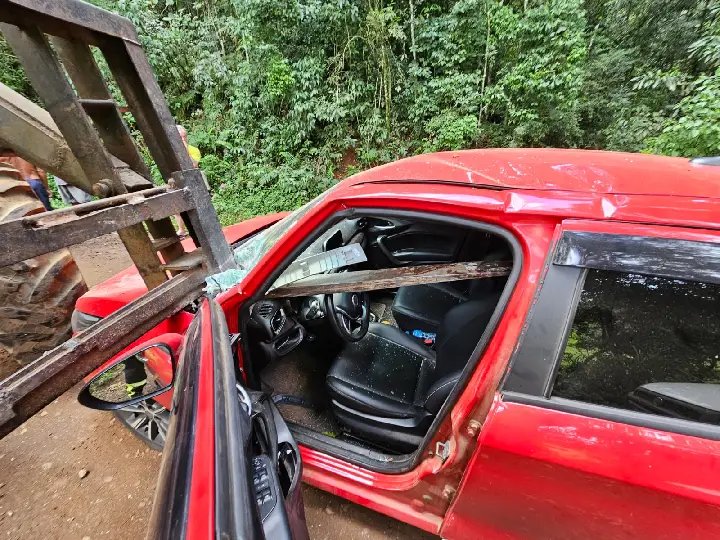 Barra de ferro de trator atravessa para-brisa e grávida fica ferida em SC