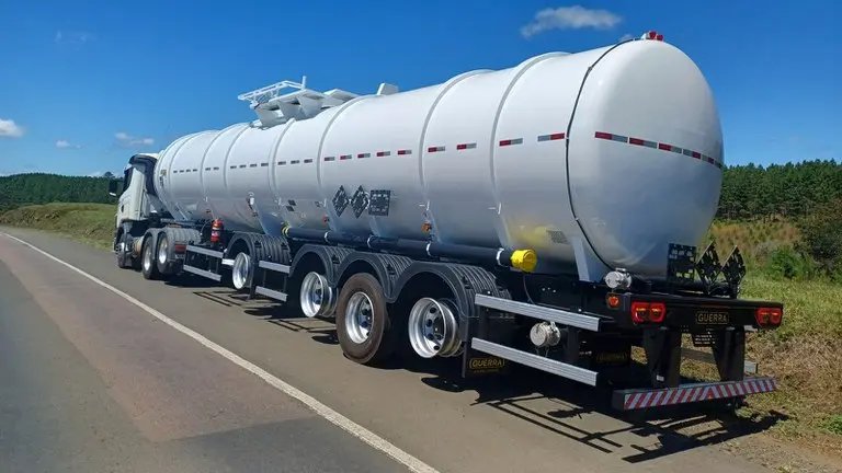 Carreta sem 13 pneus é flagrada pela PRF a caminho do Paraná