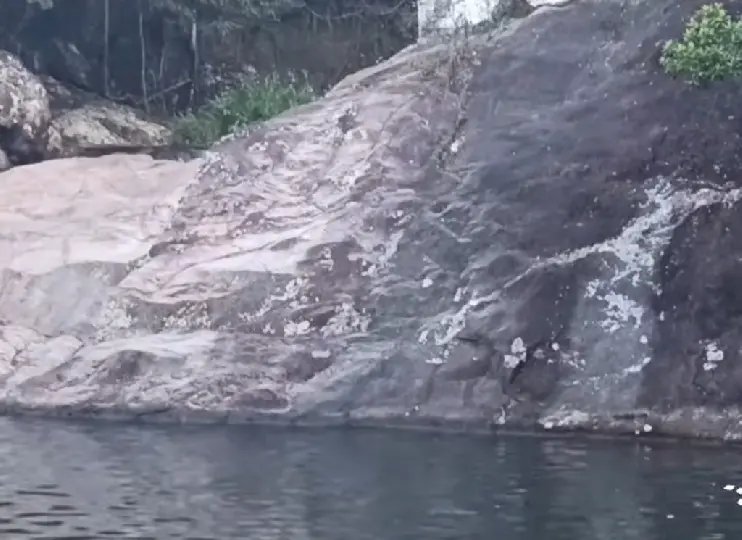 Jovem é resgatado após ficar submerso em Cascata em São João Batista