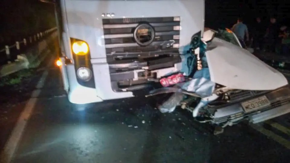 Motorista fica preso nas ferragens ao colidir carro na lateral de caminhão