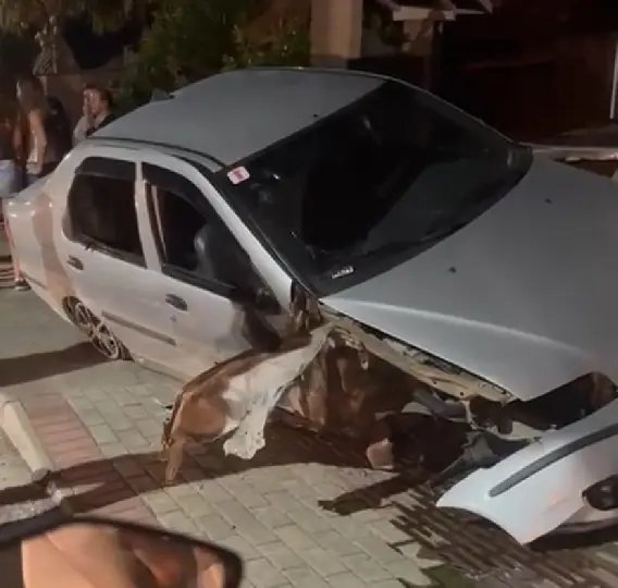 Homem é preso por embriaguez ao volante após bater carro em muro
