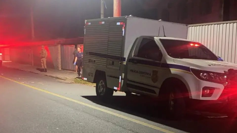 Homem é encontrado morto com ferimento no tórax 