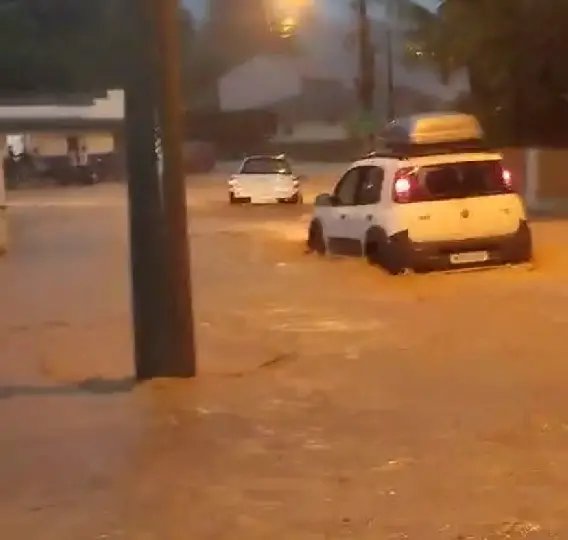 (VÍDEO) Temporal causa alagamentos em Brusque neste domingo