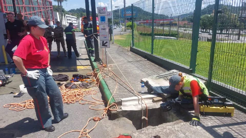 Resgate inusitado: homem fica preso em galeria pluvial e pernoita no local