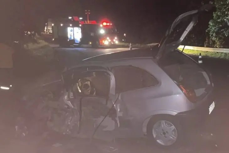 Carreta tomba e acidente mata motorista e deixa outros dois feridos