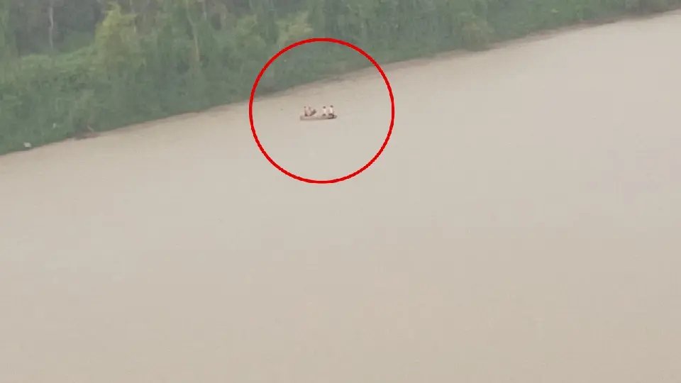 Sem colete, grupo de jovens é flagrado em embarcação no rio Itajaí-Açu