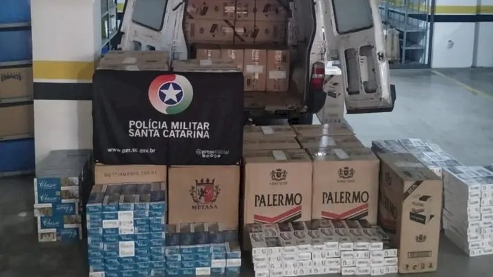 Carro 'Recheado' de cigarros é apreendido em SC