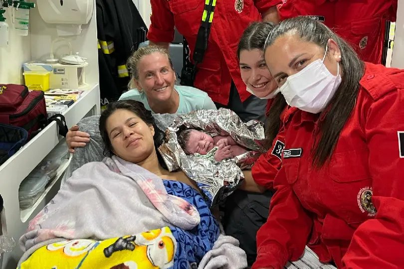 Mulher dá à luz dentro de carro e é socorrida pelos bombeiros