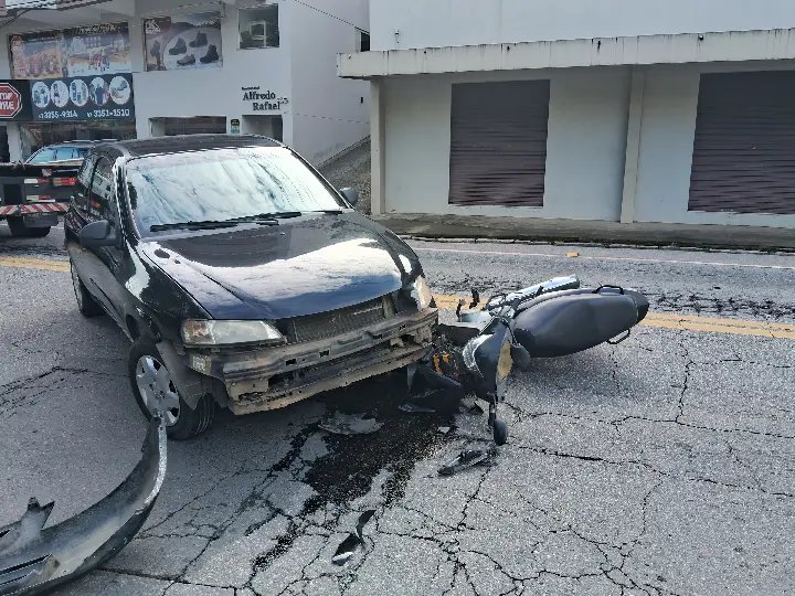 (VÍDEO) Motocicleta quase entra debaixo de carro em acidente na Primeiro de Maio