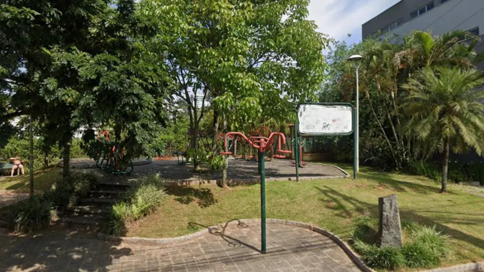 (VÍDEO) Praça Imigrantes de Karlsdorf: abandono e insegurança dificultam manutenção pública