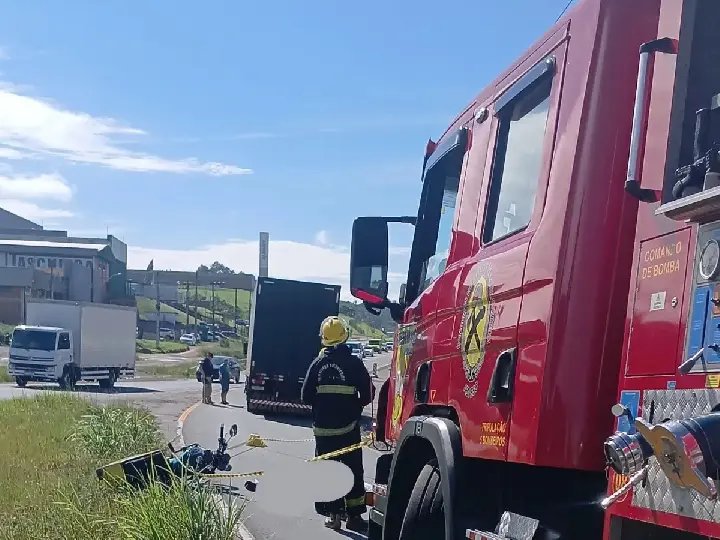 Jovem morre em grave acidente entre moto e caminhão