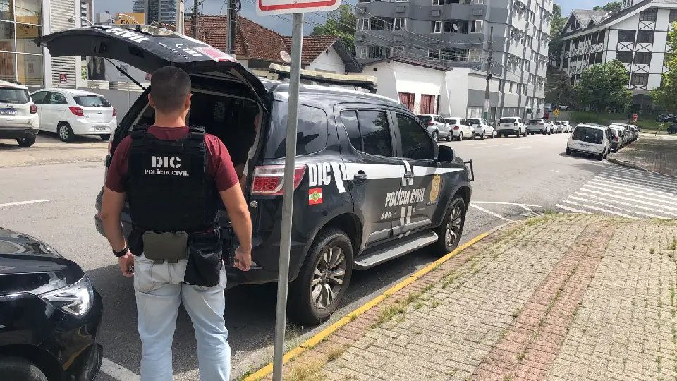 Homem com histórico criminal é preso em Brusque 
