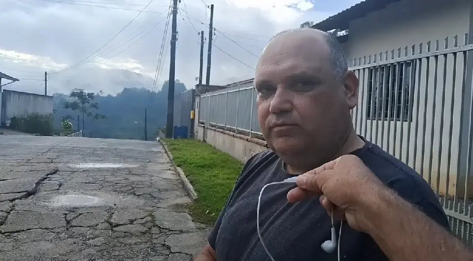 (VÍDEO) Cansado de esperar, morador cobra reforma do asfalto na José Zirke