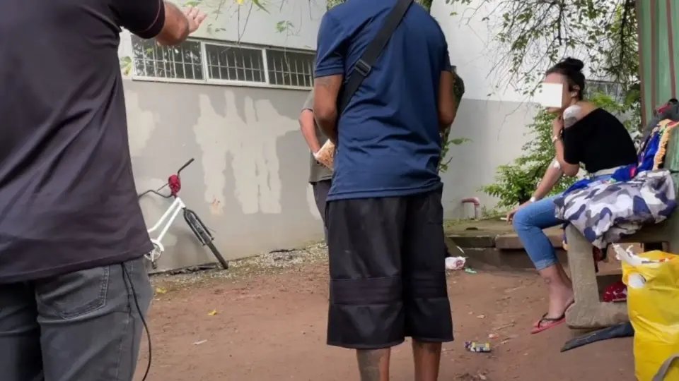 (VÍDEO) Equipe da Cidade FM é ameaçada por pessoas em situação de rua em praça pública