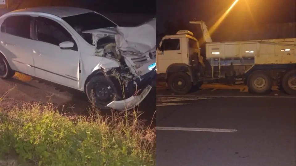 Motorista vai parar no hospital após colidir na traseira de caminhão