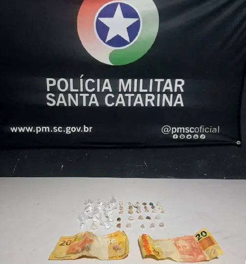 Adolescente é detida com crack e cocaína em abordagem policial
