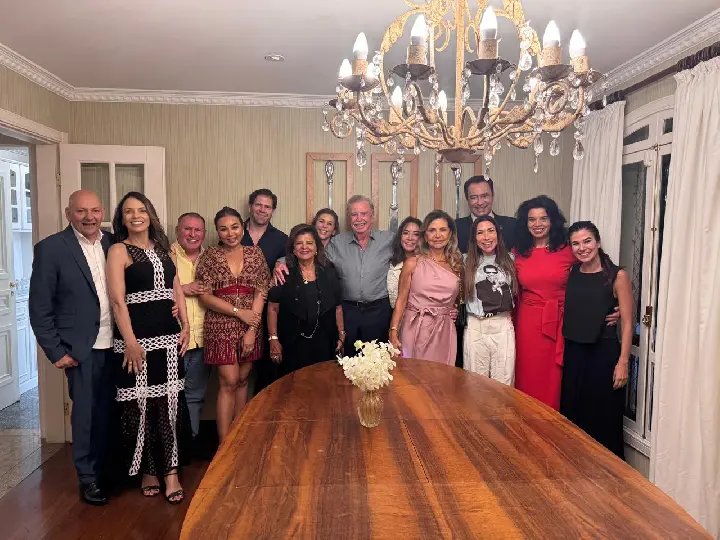 Luciano Hang participa de jantar com a família Abravanel