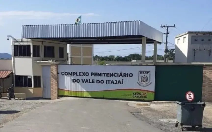 Presos fazem agente refém na Penitenciária de Itajaí