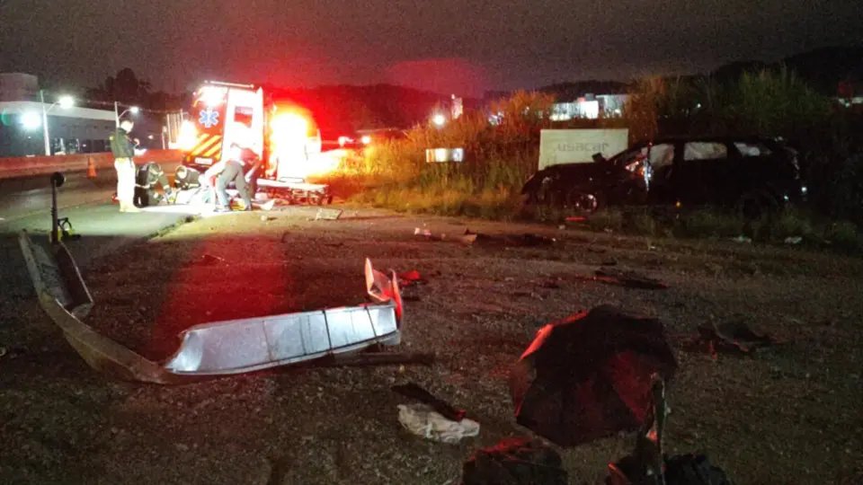 Motorista fica ferido ao capotar caminhonete, em Gaspar