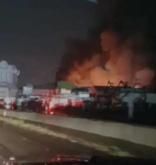 14 horas de trabalho: bombeiros combatem incêndio de grandes proporções em Itajaí