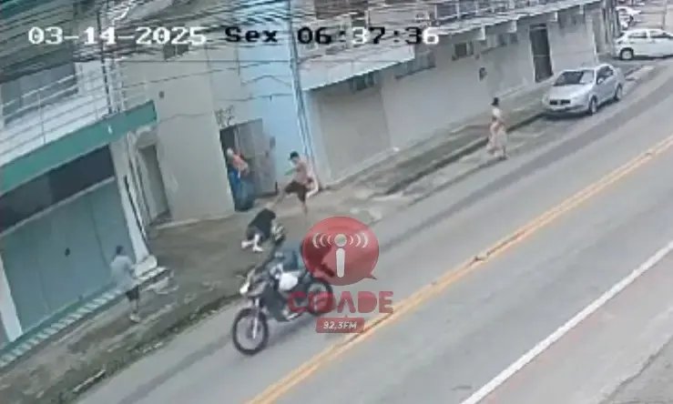 Vídeo mostra idoso sendo agredido com socos e chute