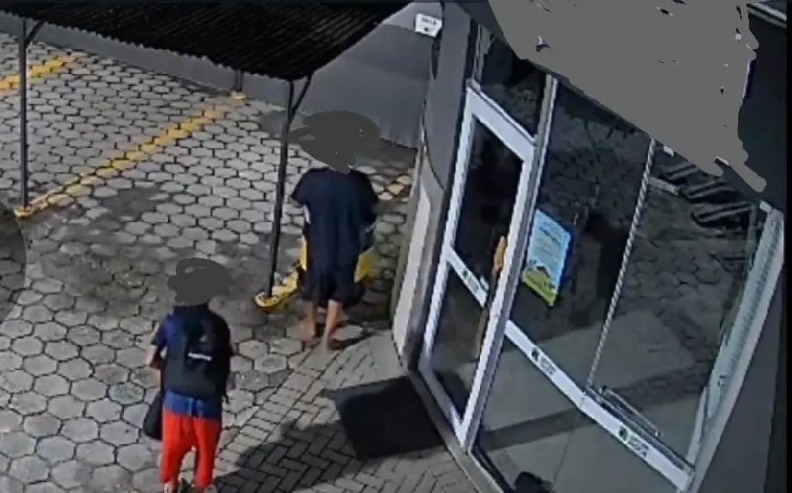 (VÍDEO) Cerca de R$ 10 mil em instrumentos musicais são furtados de loja em Brusque