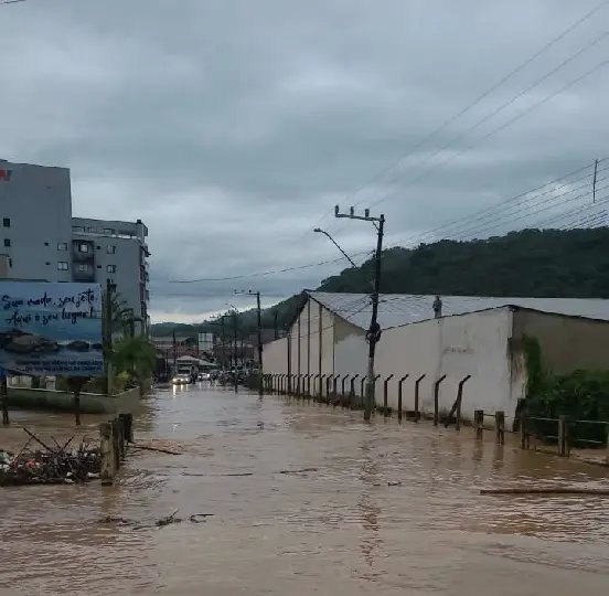 Algumas UBSs são fechadas devido à chuva e à ventania