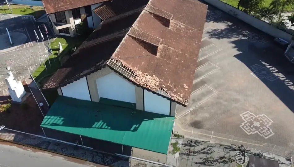 (VÍDEO) Vento forte derruba árvore e destelha parte do Terminal Urbano de Brusque