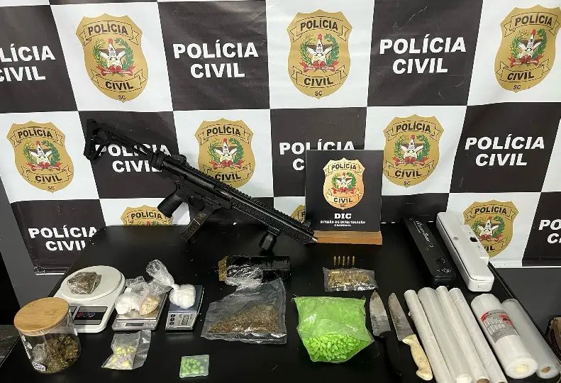 (VÍDEO) Polícia Civil prende mulher com drogas e submetralhadora