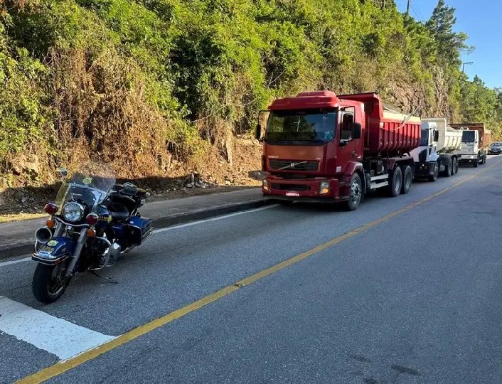 Mais de 54 toneladas de excesso são flagradas em caminhões na BR-101