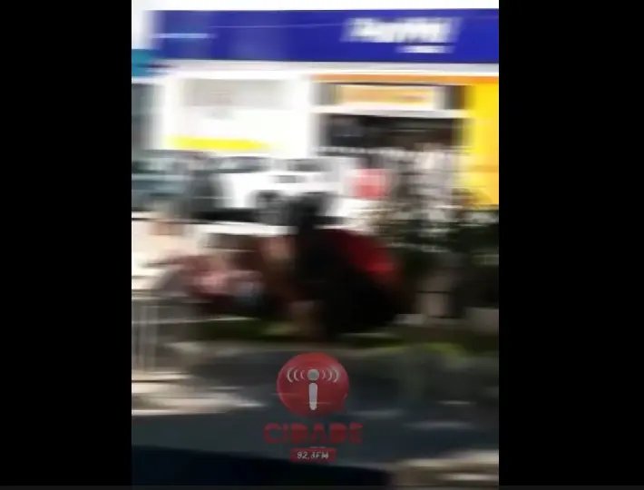 (VÍDEO) Casal é flagrado em ato obsceno no Centro