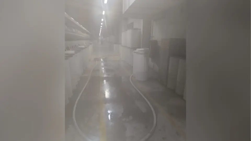 Bombeiros e brigadistas combatem fumaça em dutos subterrâneos de empresa