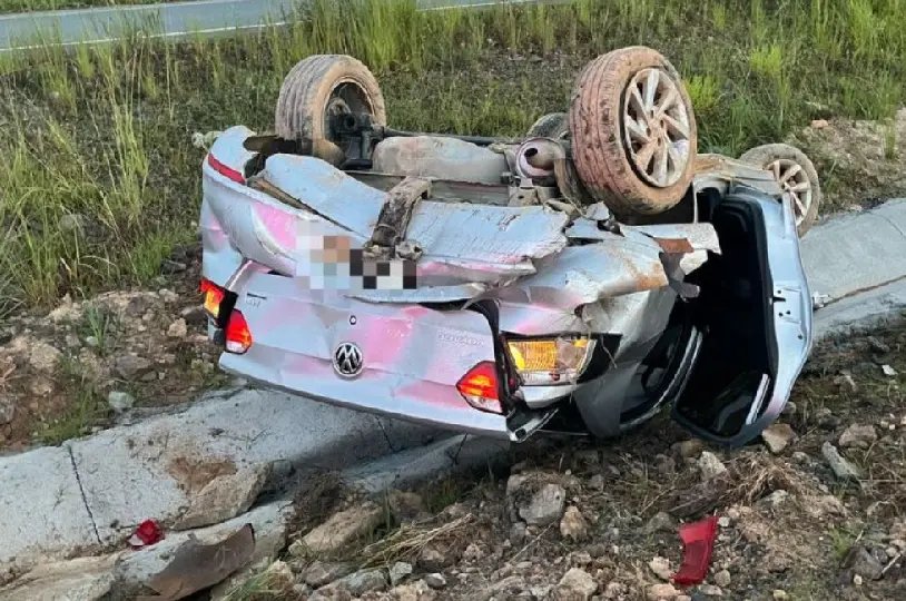 Motorista capota carro às margens da BR-470, em Ilhota