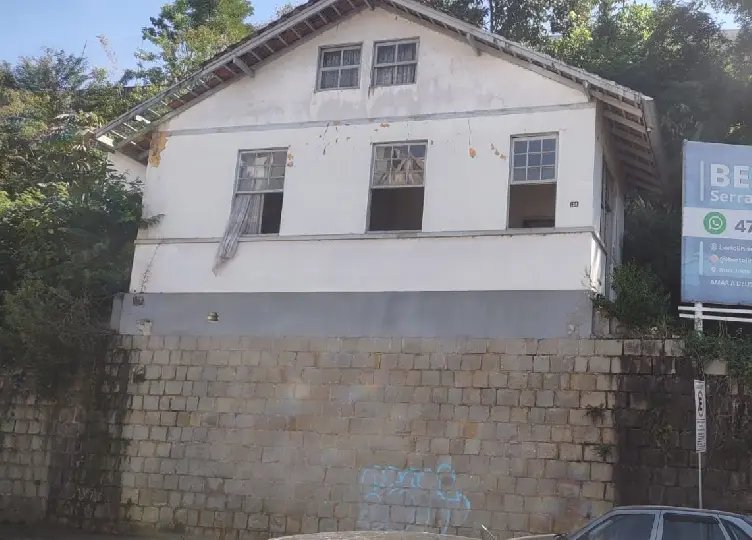 (VÍDEO) Princípio de incêndio atinge casa abandonada no Centro