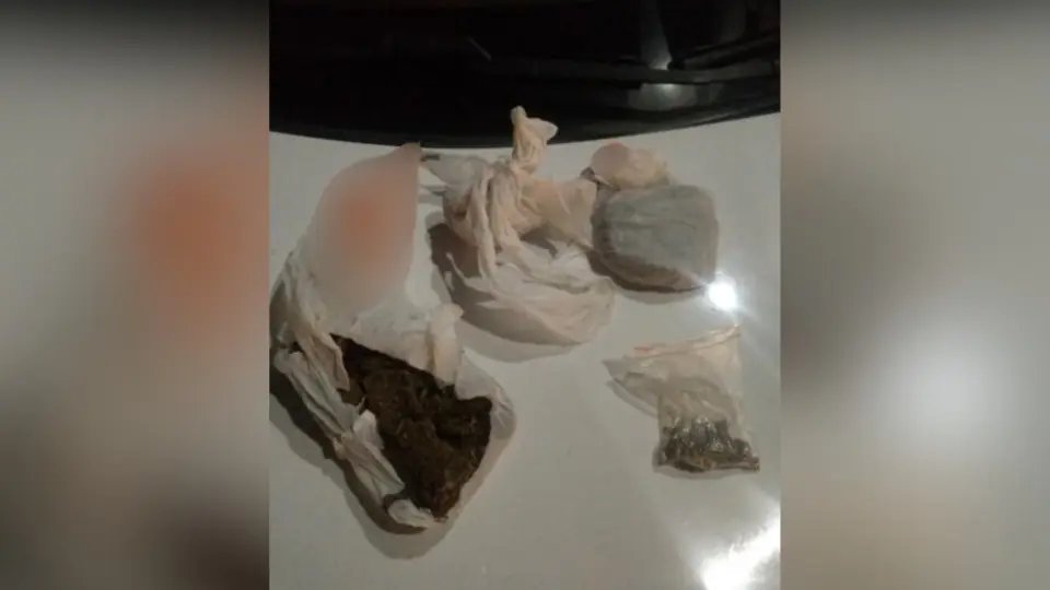 Com droga, jovens são detidos ao tentar enganar a PM durante abordagem