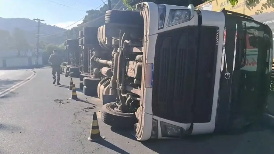 (VÍDEO) Motorista do caminhão tombado precisou ser levado ao hospital